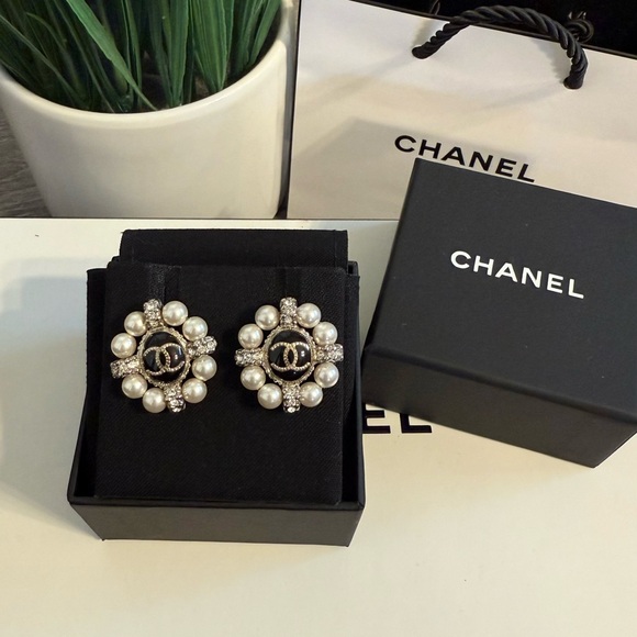 Gorgeous Chanel CC Logo Crystals Faux Pearl Oval Statement Earrings - Picture 1 of 13